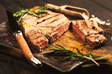 Tahta kesme tahtasında ızgara biftek.