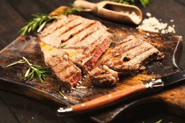 Tahta kesme tahtasında ızgara biftek.