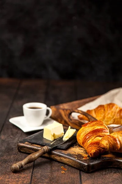 Máslo čerstvé croissanty — Stock fotografie