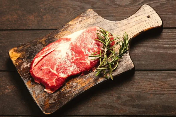Tatarský biftek na dřevěném prkénku — Stock fotografie