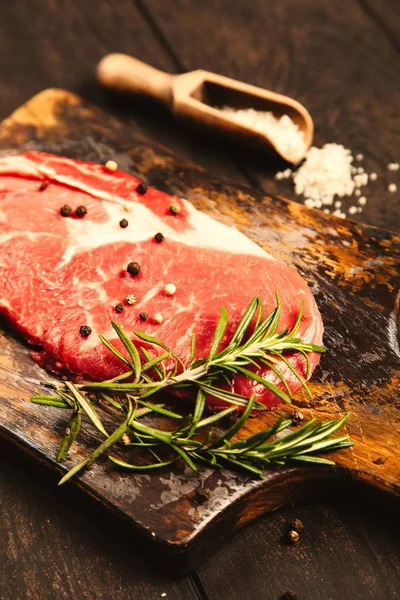 Ahşap kesme tahtası üzerinde çiğ biftek