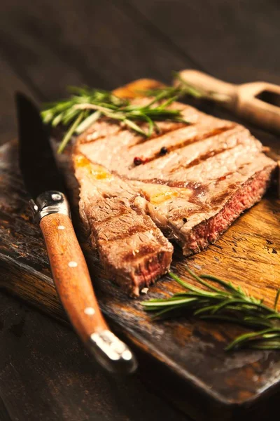 Steak grillé sur planche à découper en bois — Photo