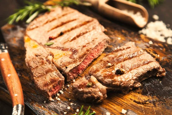 Grilled steak on wooden cutting board — Stock Photo, Image