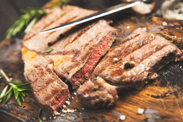 Steak grillé sur planche à découper en bois — Photo