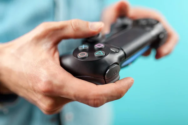 Male hands holding a PS4 controller — Stock Photo, Image