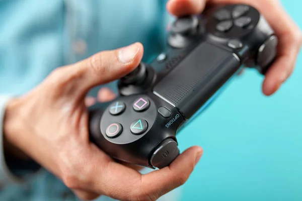 Manos masculinas sosteniendo un controlador PS4 — Foto de Stock