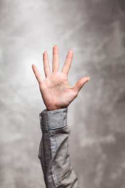 Koyu arka plan üzerinde el