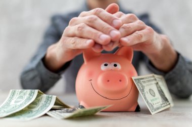 Kumbara gri arka plan üzerinde