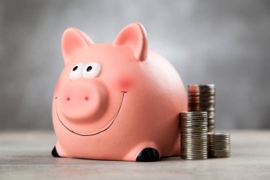 Kumbara gri arka plan üzerinde