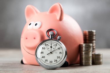 Kumbara gri arka plan üzerinde