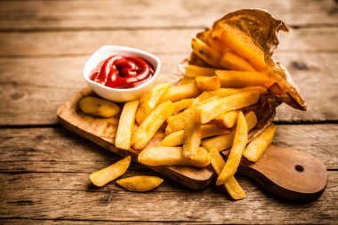 Tahta masada patates kızartması.