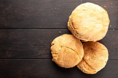 Koyu arka plan üzerinde ev yapımı çörekler