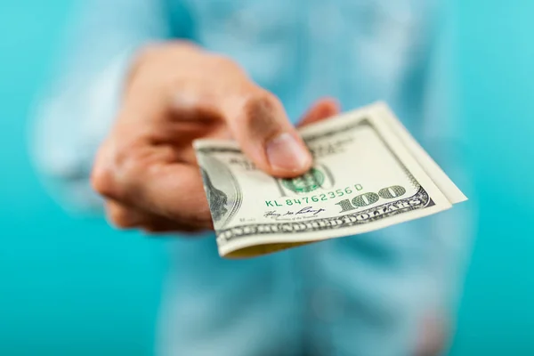 Man holding a hundred dollar bill — Stock Photo, Image