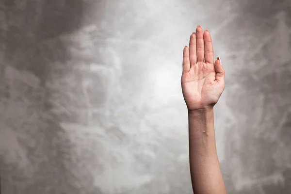 Mano femenina sobre fondo oscuro — Foto de Stock