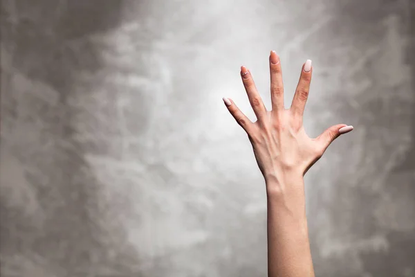 Mano femminile su sfondo scuro — Foto Stock