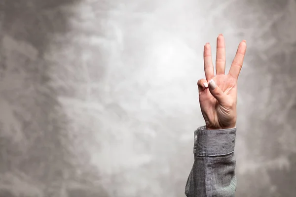 Weibliche Hand auf dunklem Hintergrund — Stockfoto