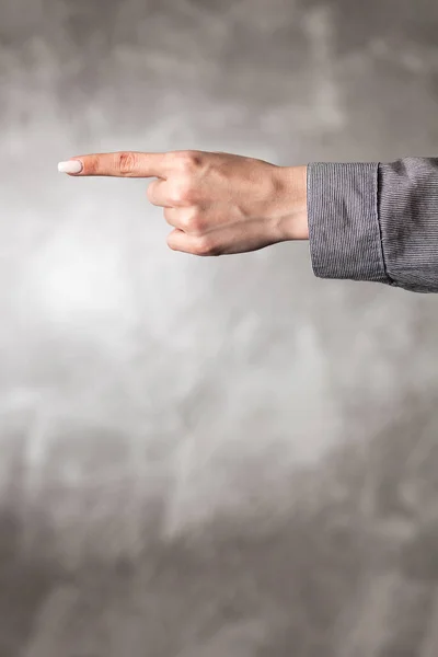 Mano femminile su sfondo scuro — Foto Stock