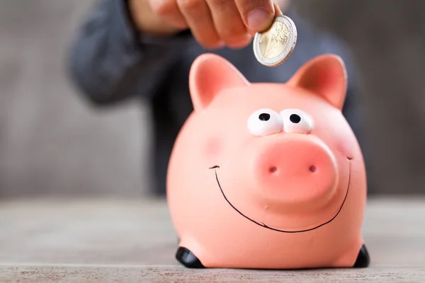 Piggy bank em fundo cinza — Fotografia de Stock