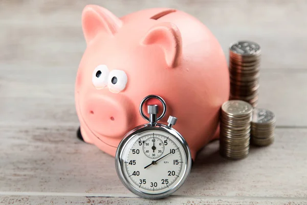 Piggy bank op grijze achtergrond — Stockfoto