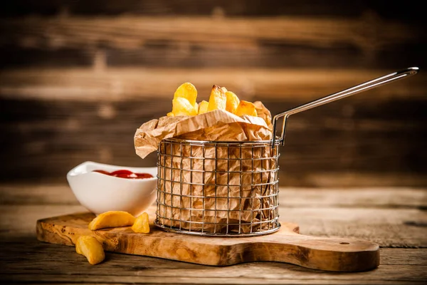 Pommes auf Holztisch — Stockfoto