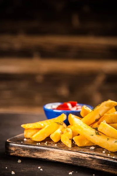 Pommes frites på träbord — Stockfoto