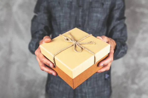 Hombre sosteniendo una caja regalo — Foto de Stock