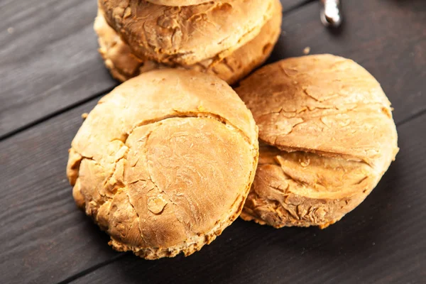 Zelfgemaakte broodjes op donkere achtergrond — Stockfoto