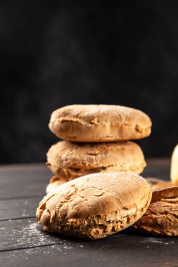 Koyu arka plan üzerinde ev yapımı çörekler