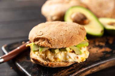 yumurta ve avokado sandviç