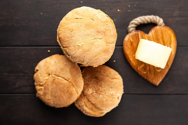 Hausgemachte Brötchen auf dunklem Hintergrund — Stockfoto