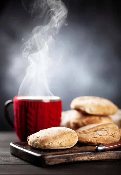 Zelfgemaakte broodjes op donkere achtergrond — Stockfoto