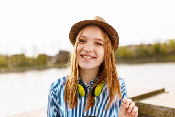 Jeune fille aux cheveux rouges — Photo