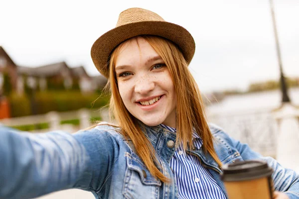 Junge rothaarige Mädchen — Stockfoto