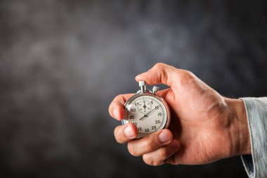 Siyah arka plan üzerine analog kronometre