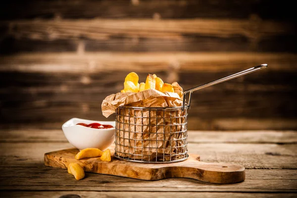 Papas fritas sobre mesa de madera —  Fotos de Stock