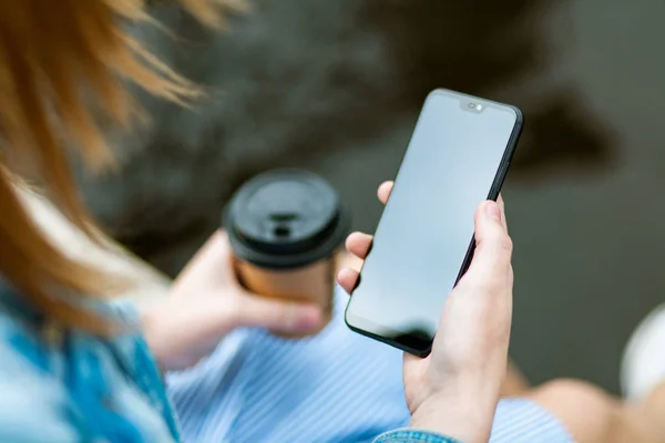 Mujer sosteniendo un smartphone — Foto de Stock