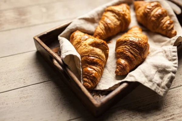 Máslo čerstvé croissanty — Stock fotografie