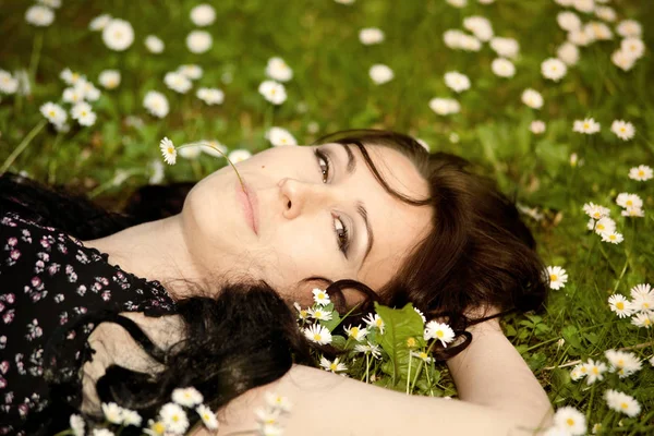 bir çayır üzerinde yatan kız