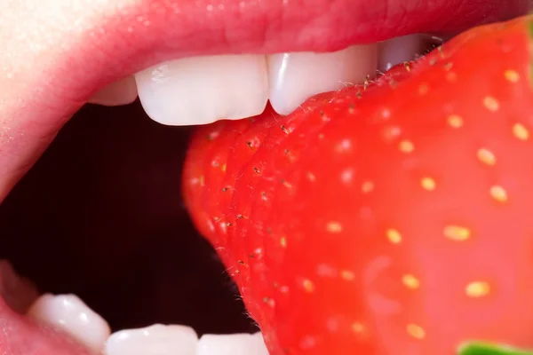 Ragazza con fragola — Foto Stock