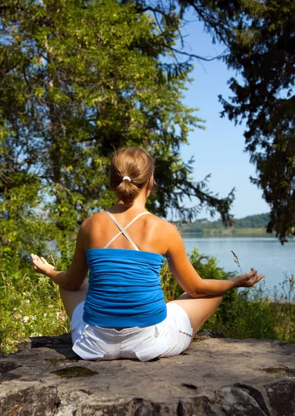 Mladá žena meditování — Stock fotografie