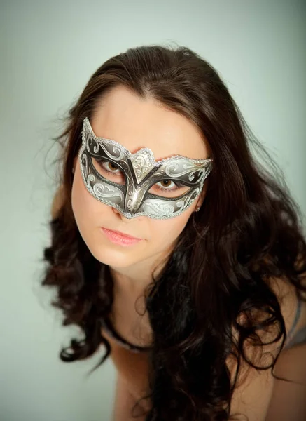 Schöne Frau mit Maske — Stockfoto