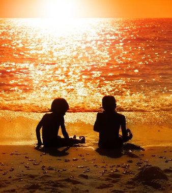 Sahilde oturan çocuk