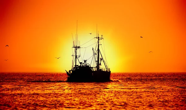 Bateau de pêche et coucher de soleil — Photo