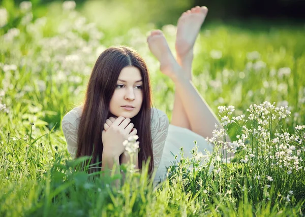 Dívka ležela na louce — Stock fotografie