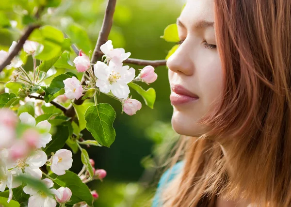 genç kız çiçekleri koklamak