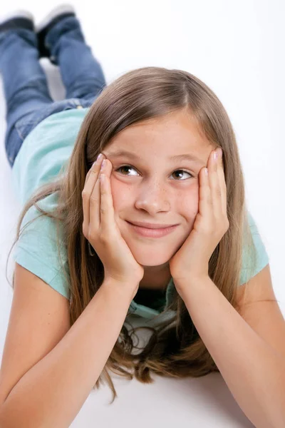 Young girl looking up — Stock Photo, Image