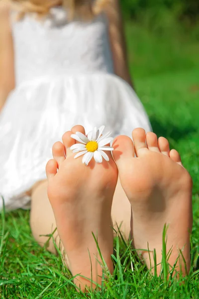 Nohy dítěte s květinou — Stock fotografie