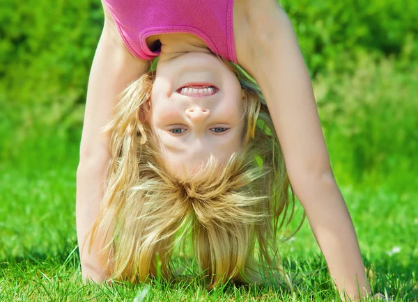 Child stands upside down — Stock Photo, Image