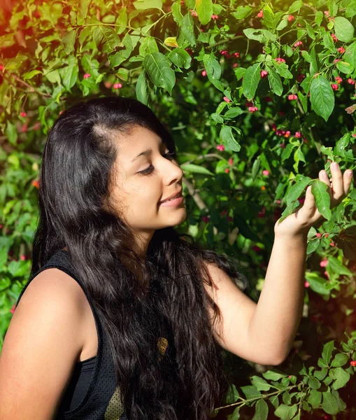 Menina bonita com árvore florescente — Fotografia de Stock