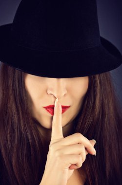 Siyah şapkalı zarif kadın